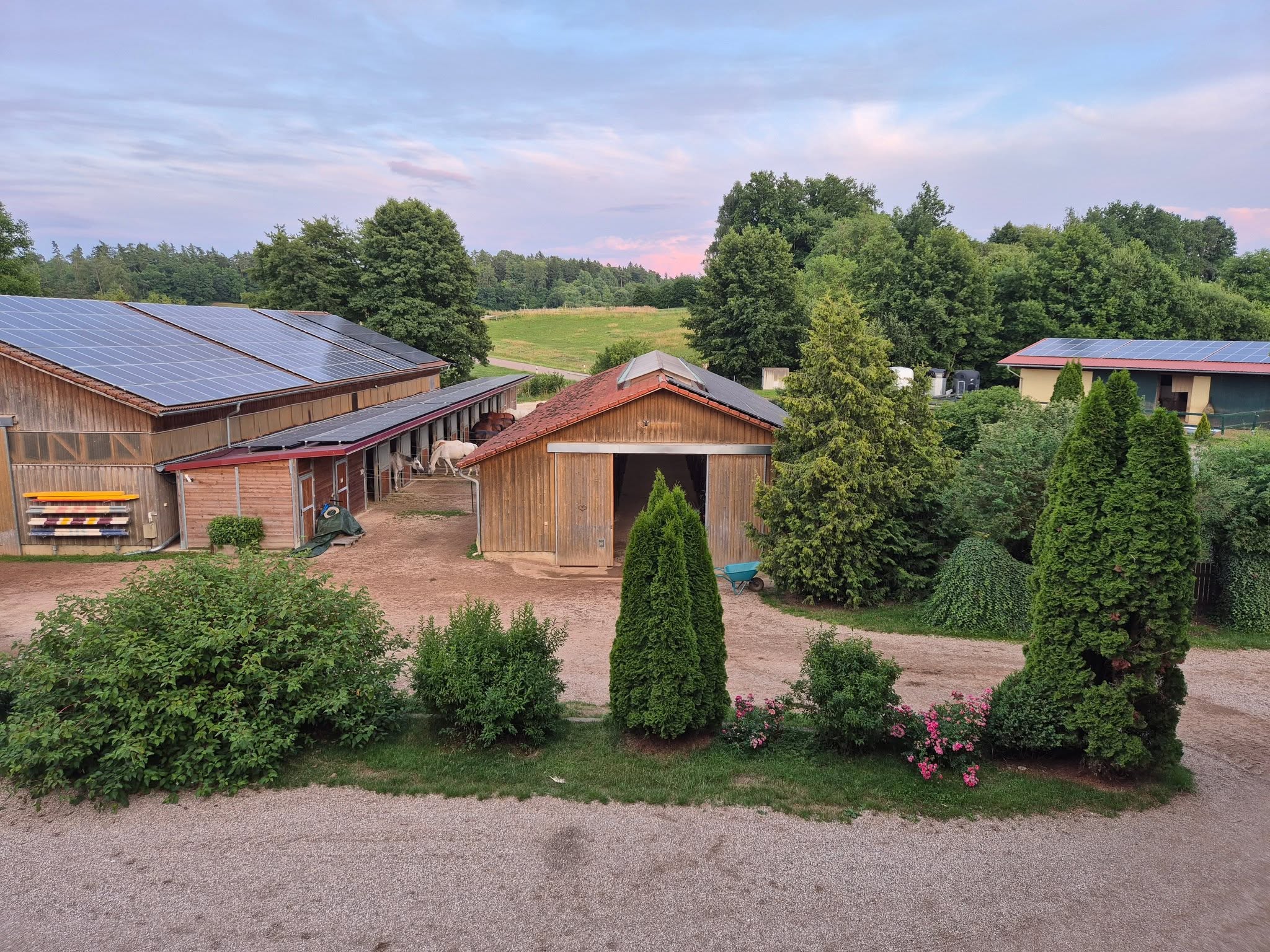Die Anlage des Trainingsstalls Radandt im Tal bei Edelsfeld
